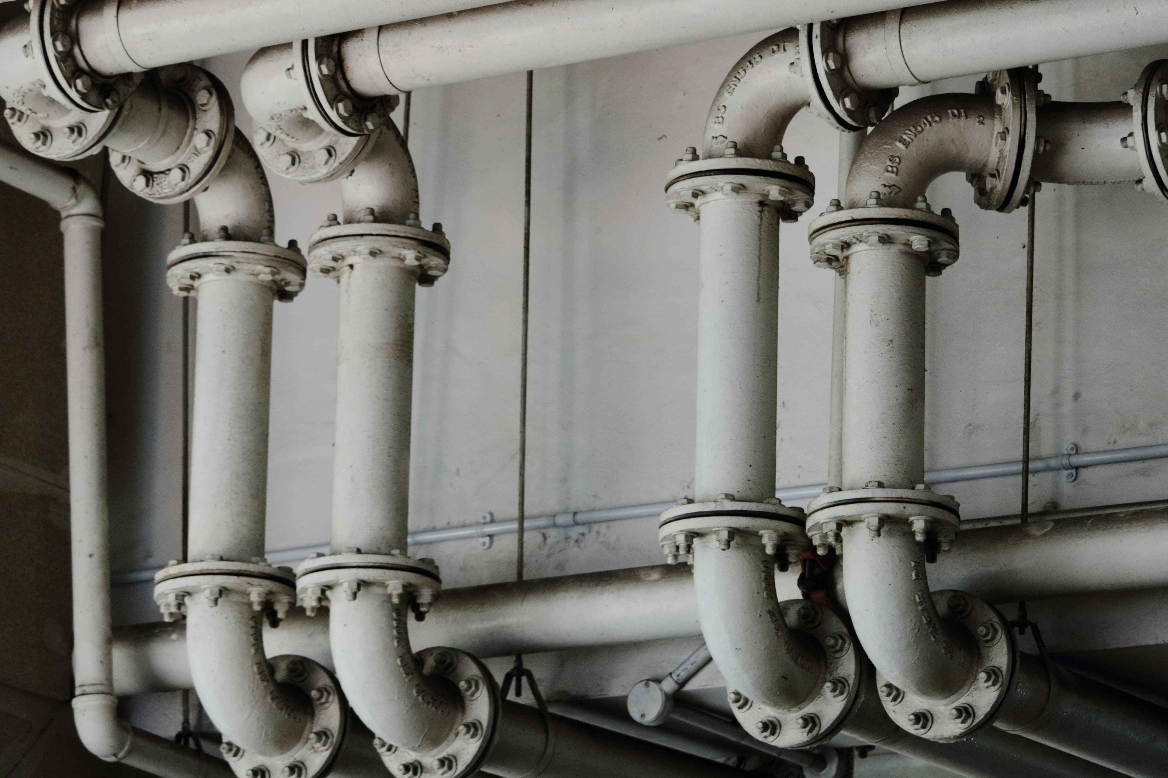 Conjunto de tuberías técnicas de una instalación
