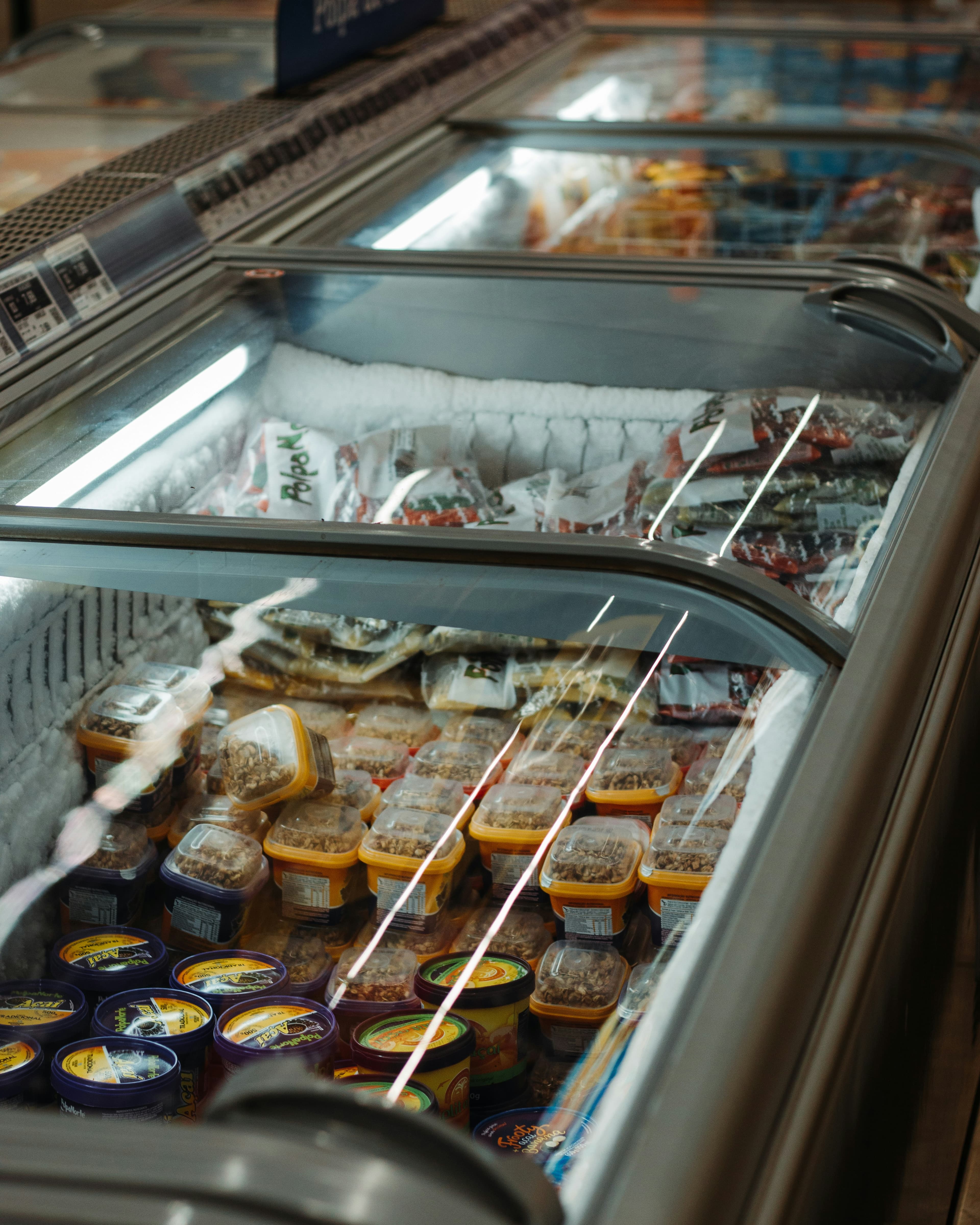 Vitrinas frigoríficas comerciales con producto refrigerado