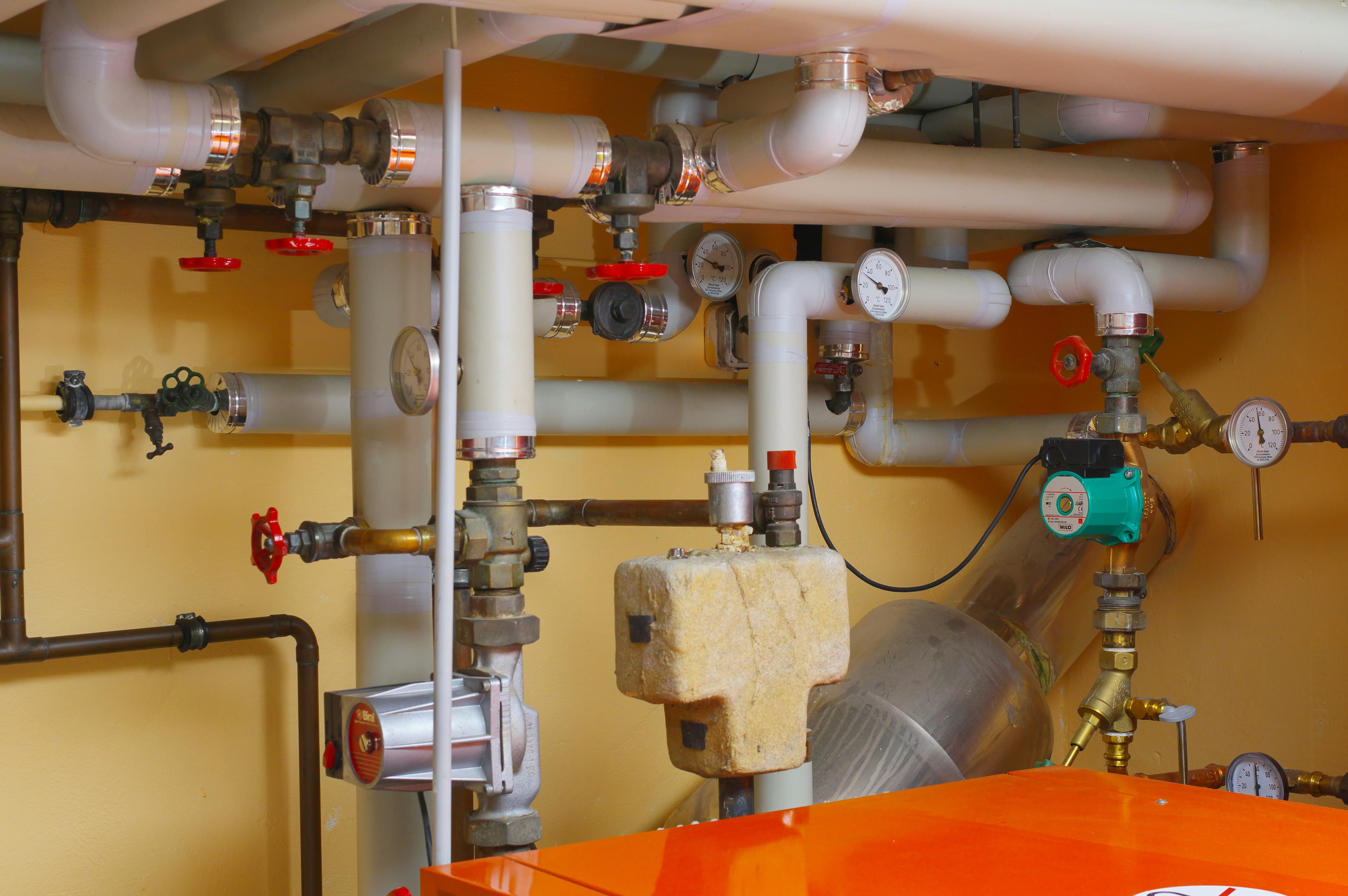 Sala técnica con válvulas y manómetros de una instalación