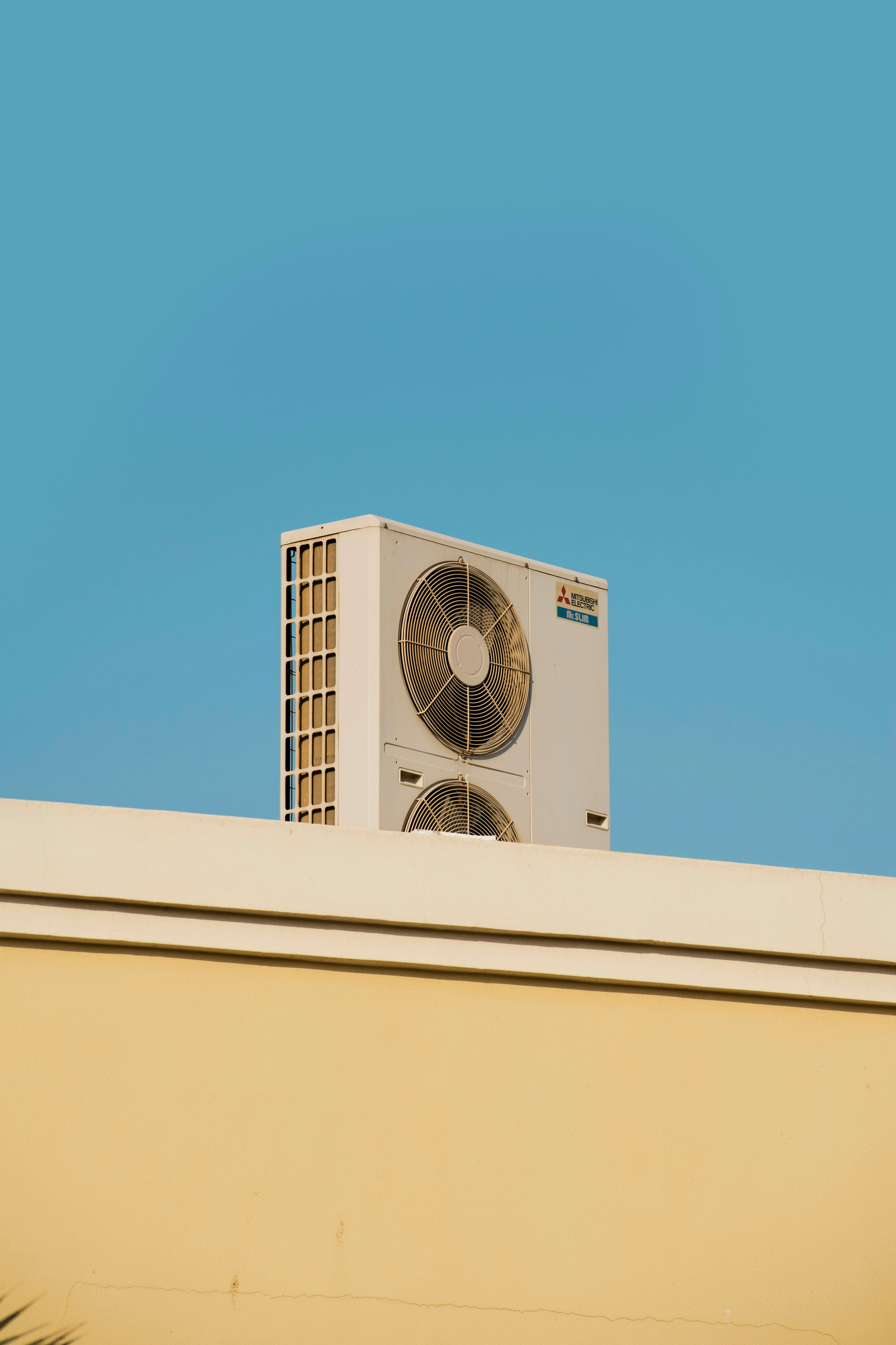 Unidad exterior de climatización sobre un edificio
