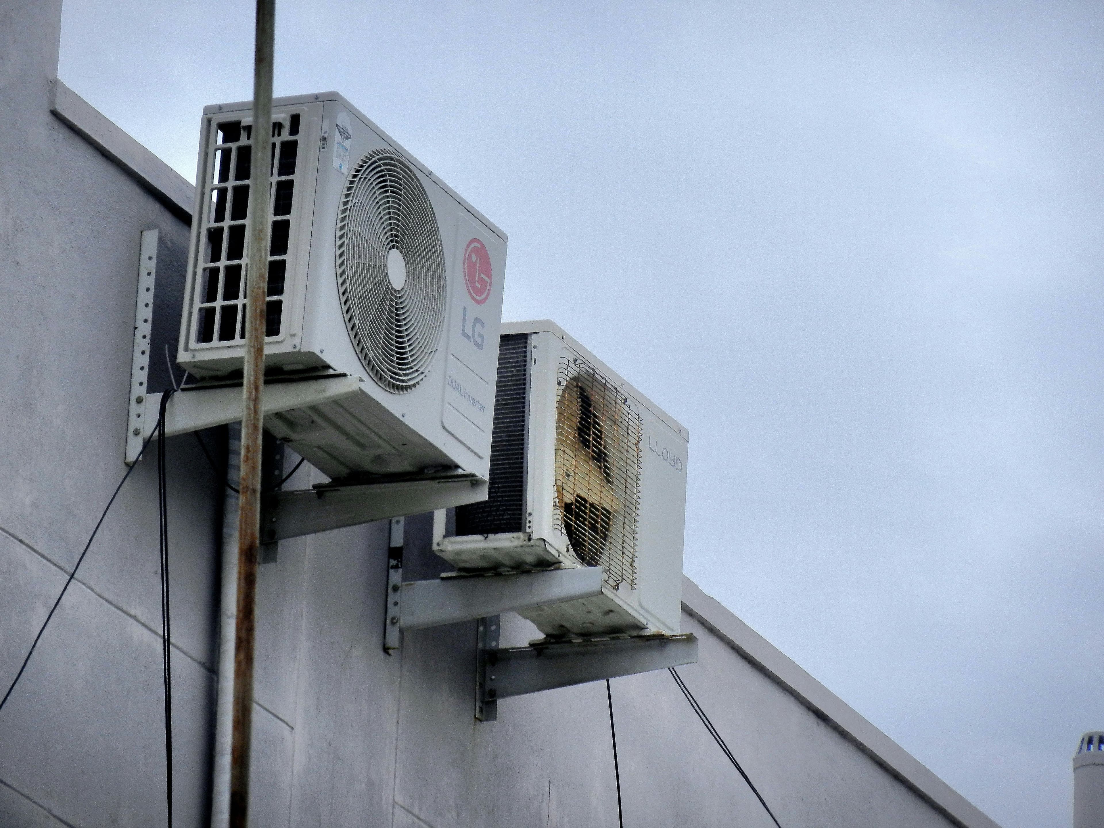 Unidades exteriores de climatización instaladas en un muro